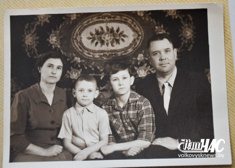 Николай Андреевич Тарочкин с женой Зоей Ильиничной и сыновьями Валерием и Сергеем